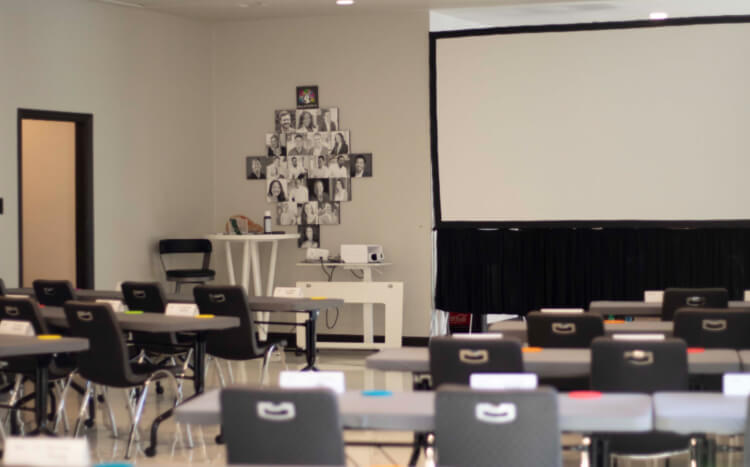 Seminar Spaces with chairs and projection area